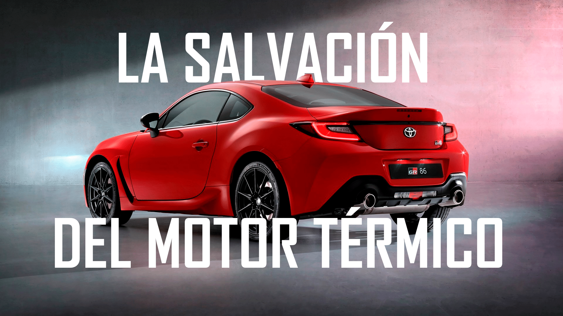 Toyota GR86 deportivo rojo visto desde una vista trasera de tres cuartos, con un fondo degradado de rosa a gris. Texto superpuesto que dice ‘LA SALVACIÓN DEL MOTOR TÉRMICO’, sugiriendo que el GR86 representa un desarrollo significativo para los motores de combustión interna.