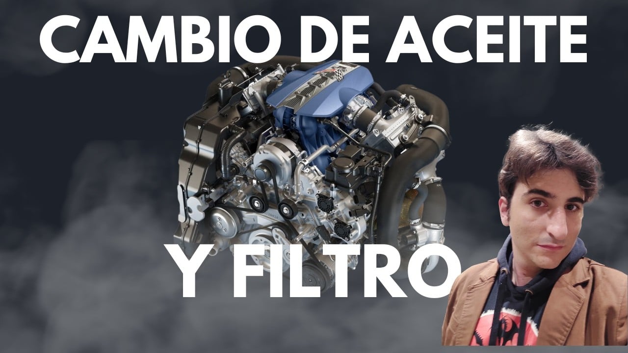 Imagen promocional con texto que dice ‘CAMBIO DE ACEITE Y FILTRO’ en letras mayúsculas y negritas sobre un fondo que muestra un motor de vehículo en detalle y una persona con la cara pixelada parcialmente superpuesta al motor. El fondo parece estar editado para dar la impresión de humo o vapor alrededor del motor. Cambio de aceite paso a paso.