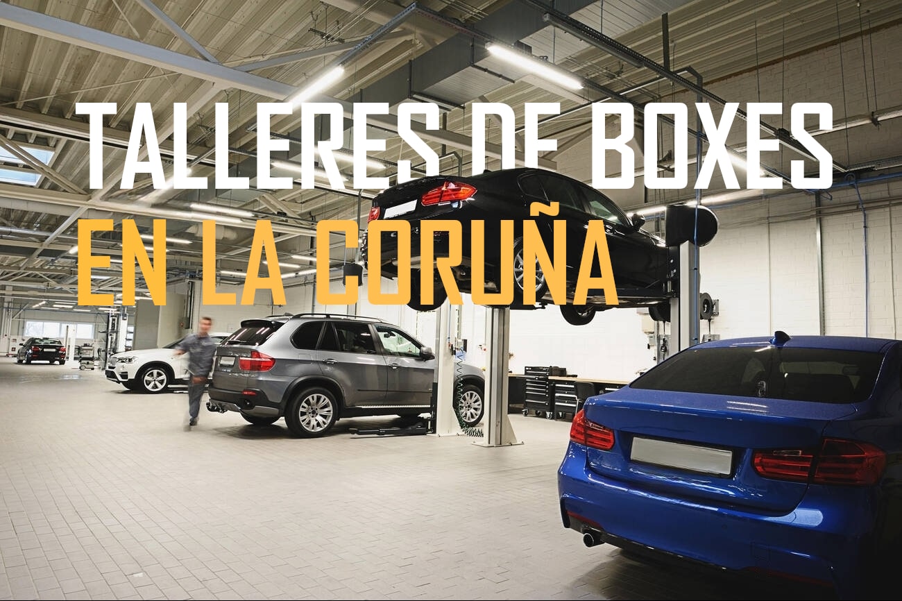 Donde cambiar el aceite del coche uno mismo en La Coruña: Imagen de un taller mecánico con varios coches. En el centro, un coche negro está elevado en un elevador, mientras que un coche gris está estacionado a la izquierda. Un mecánico, vestido con una camisa gris, se mueve por el taller. En la parte superior de la imagen, se encuentra el texto "TALLERES DE BOXES EN LA CORUÑA" en letras grandes y destacadas.