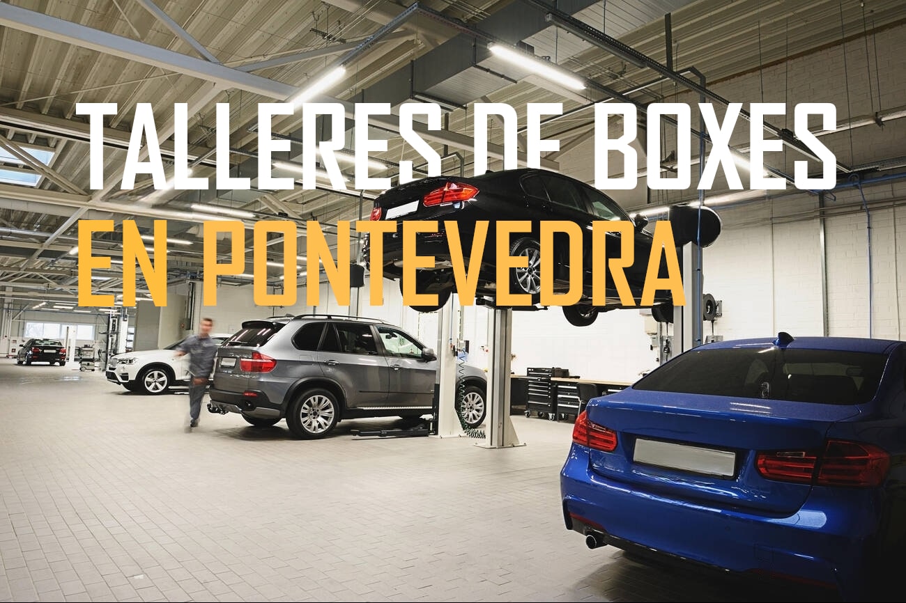 Imagen de un taller de automóviles en Pontevedra. Se pueden ver varios coches, incluyendo un SUV gris y un coche azul en primer plano. Un coche negro está elevado en un elevador mecánico. Un mecánico se mueve por el taller, que tiene un ambiente moderno y bien iluminado. En la parte superior de la imagen, hay texto que dice "TALLERES DE BOXES EN PONTEVEDRA".