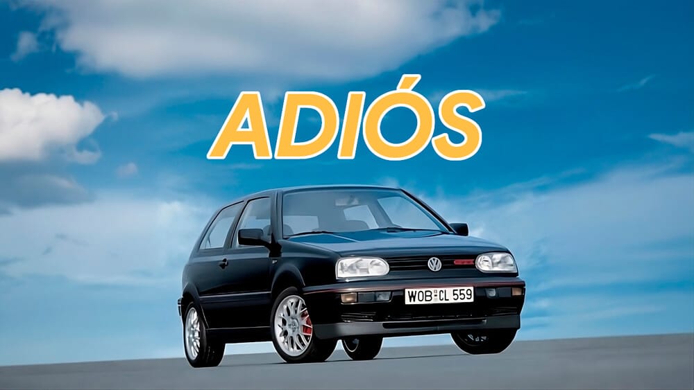 Esta imagen muestra un automóvil Volkswagen Golf VR6 de color negro, estacionado sobre una superficie plana con un cielo azul y algunas nubes en el fondo. El automóvil tiene una matrícula que dice 'WOB CL 559'. En la parte superior de la imagen, se puede ver la palabra 'ADIÓS' en letras grandes y amarillas. El vehículo es un modelo de tres puertas y se destaca por su diseño clásico y deportivo, característico de los modelos VR6. La palabra 'ADIÓS' parece transmitir un mensaje de despedida, posiblemente indicando el fin de una era o la discontinuación de este modelo de automóvil.