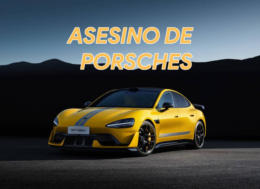 La imagen muestra un Xiaomi SU7 Ultra, un coche deportivo amarillo con acentos negros y grises, estacionado en una carretera con un fondo montañoso. El coche tiene un diseño moderno y aerodinámico, con una parrilla frontal prominente y características aerodinámicas. El texto sobre el coche dice "ASESINO DE PORSCHES," lo que sugiere que el coche está siendo promocionado como un vehículo de alto rendimiento capaz de competir con o superar a los modelos de Porsche. La matrícula del coche dice "SU7 Ultra." Esta imagen es interesante porque sugiere un enfoque en el rendimiento y la competencia en el mercado de coches deportivos.