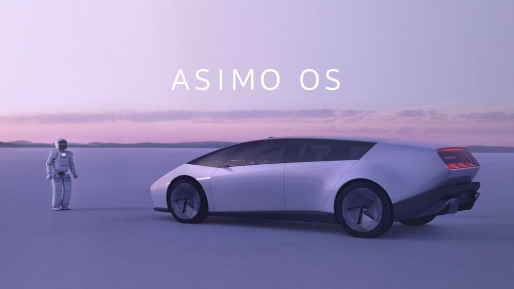 Imagen de un automóvil Honda 0 Saloon de color blanco estacionado junto a un robot humanoide blanco llamado ASIMO. El coche tiene un diseño aerodinámico y moderno, mientras que el robot, con su apariencia futurista, está de pie al lado del vehículo. El fondo muestra un paisaje sereno con un cielo degradado, sugiriendo un entorno tranquilo. El texto 'ASIMO OS' se muestra de manera prominente sobre la escena, indicando una posible conexión tecnológica entre el robot y el automóvil.