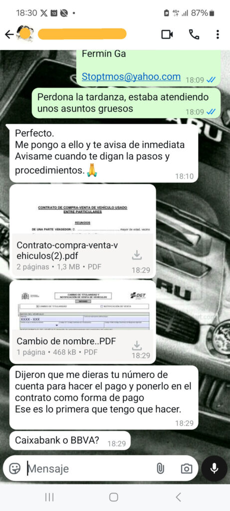 La imagen muestra una captura de pantalla de una conversación de WhatsApp en español sobre los pasos y procedimientos para la venta y cambio de nombre de un vehículo. En la conversación se adjuntan dos documentos PDF: uno titulado "Contrato-compra-venta-vehiculos(2).pdf" y otro titulado "Cambio de nombre..PDF". Los mensajes también mencionan la necesidad de un número de cuenta bancaria para completar el pago, y preguntan si la cuenta es de Caixabank o BBVA.
Transcripción de los mensajes en la imagen:
Fermín Ga: "Perdona la tardanza, estaba atendiendo unos asuntos gruesos."
"Perfecto."
"Me pongo a ello y te avisa de inmediata."
"Avisame cuando te digan la pasos y procedimientos. 🙏"
"Contrato-compra-venta-vehiculos(2).pdf"
"2 páginas, 1,3 MB, PDF"
"Cambio de nombre..PDF"
"1 página, 468 kB, PDF"
"Dijeron que me dieras tu número de cuenta para hacer el pago y ponerlo en el contrato como forma de pago."
"Ese es lo primera que tengo que hacer."
"Caixabank o BBVA?"
Esta conversación refleja un posible intento de estafa, donde se solicita información bancaria y se adjuntan documentos para ganar confianza y facilitar la transacción.