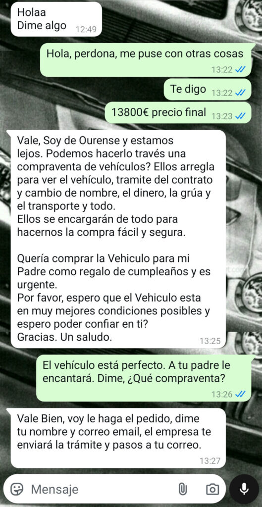 La imagen muestra una conversación de WhatsApp entre dos personas sobre la venta de un automóvil, específicamente un Corsa. La conversación incluye varios mensajes en español que apuntan a una estafa nigeriana:
Mensaje enviado a las 11:35: "Hola! Dime, ¿Te interesa el Corsa?"
Mensaje enviado a las 11:53: "Hola Que tal"
Mensaje enviado a las 11:53: "Buenas soy Tamar, por favor prefería que me escribas porque tengo una daño en el oído y quiero que esta conversación sea por chat. He vista las fotos y estoy muy satisfecha con el vehículo Necesita saber algunas cosas sobre el Vehículo Cuándo fue la última ITV y cuál es el kilometraje? Cuántas llaves tiene el vehículo? Y cuanto es el precio final?"
El mensaje de Tamar menciona que prefiere comunicarse por chat debido a un problema en el oído, hace varias preguntas sobre el vehículo y plantea una urgencia inusual que es común en estafas. Tamar también menciona que quiere comprar el vehículo urgentemente como un regalo, lo cual es una táctica común para apresurar la transacción.