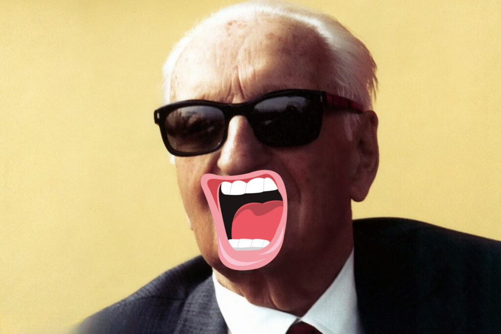 Retrato de Enzo Ferrari, fundador de la marca Ferrari, vestido con un traje oscuro, camisa blanca y corbata roja. En su rostro se le ha dibujado una boca enorme, al estilo de dibujo animado, que transmite la idea de que era un gran hablador o 'bocazas'. El fondo amarillo resalta aún más la caricatura en su expresión.