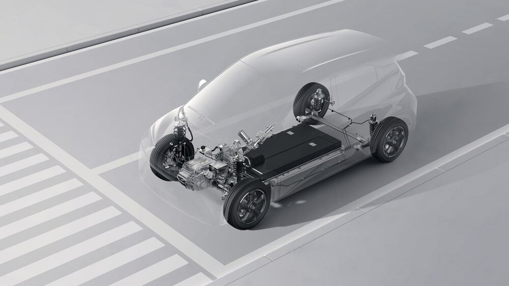 Imagen de un vehículo eléctrico BYD con vista transparente, mostrando los componentes internos del sistema de propulsión. Se observan las baterías, el motor eléctrico y otros elementos mecánicos y electrónicos integrados en el chasis.